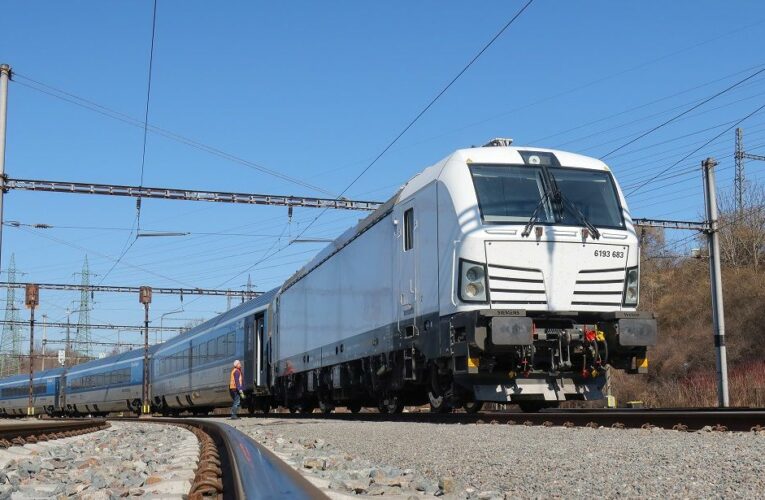 Ověřili jsme provoz Vectronu s netrakční soupravou Railjet