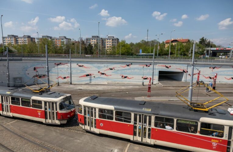 V Praze jsou k vidění nové muraly. Žižkov bude střežit Pérák, tramvajové obratiště Nádraží Hostivař obsadily plavkyně