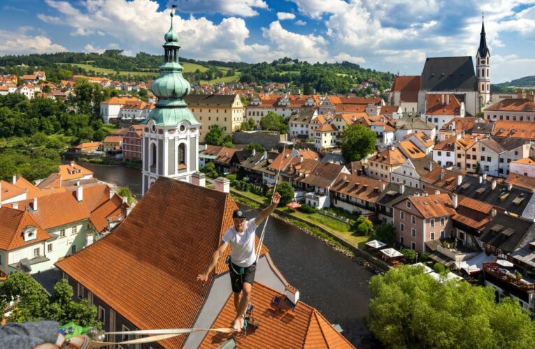 Slavnosti pětilisté růže, provazochodci nad městem i nové výstavy – to je jen část letošního pestrého kalendáře akcí v Českém Krumlově