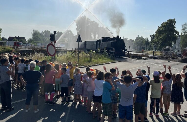 Žitavská úzkokolejka od dnešního dne jezdí opět po celé délce své tratě. Výluka kvůli opravě mostu přes řeku Mandavu je u konce.