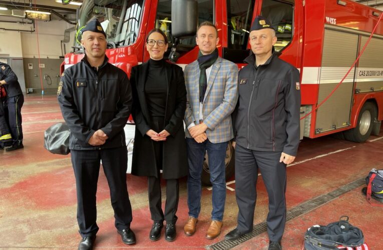 Praha 2 obdarovala strážníky, policisty i hasiče