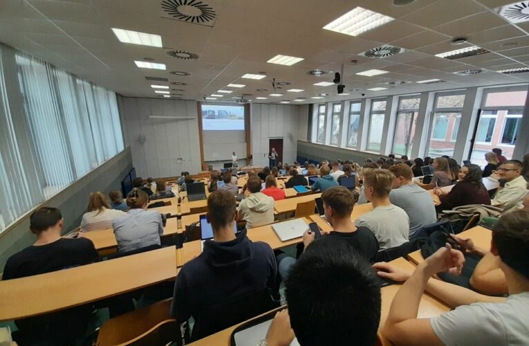 Rozvoj studentů: Geis propojuje teorii a praxi