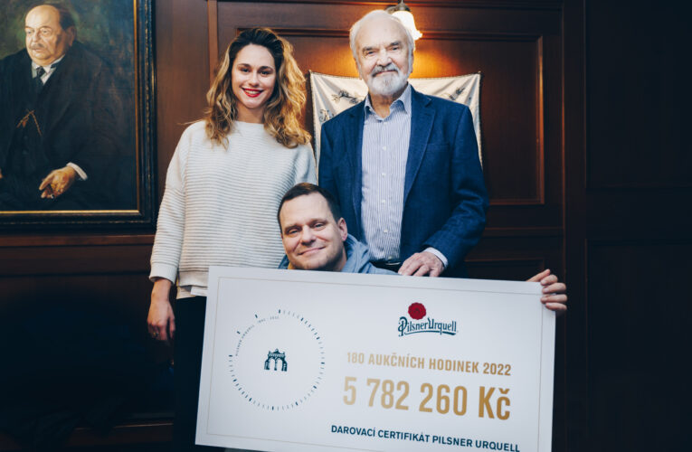 Centrum Paraple převzalo šek na 5 782 260 Kč z dražby Pilsner Urquell. Peníze pomohou vozíčkářům