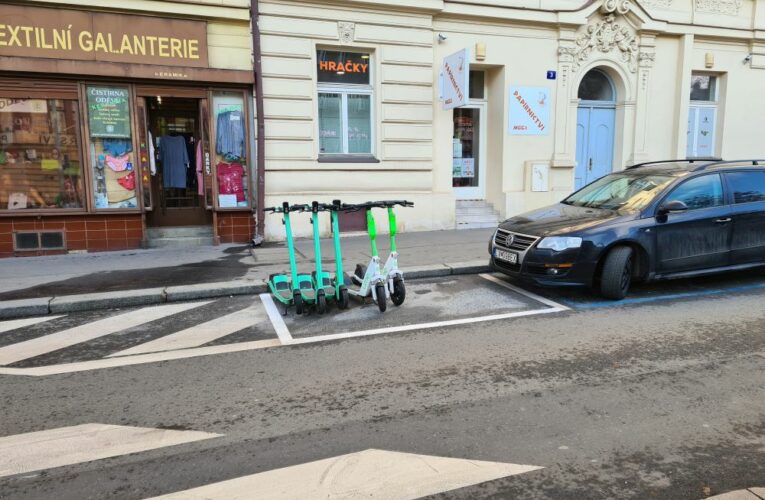 První krok přiblížil konec poházených elektrokoloběžek v ulicích Prahy 2