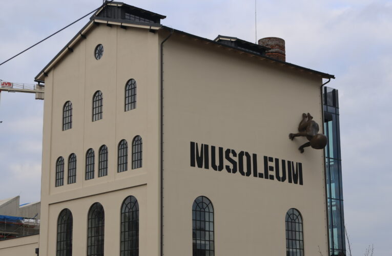 David Černý otevírá Musoleum v historické budově bývalého smíchovského lihovaru