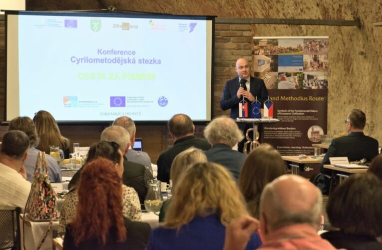 KONFERENCE CESTA ZA PÍSMEM UKÁZALA PEDAGOGŮM, JAK PRACOVAT S HLAHOLICÍ