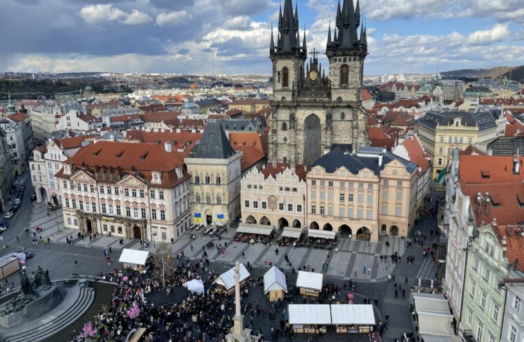 Na Staroměstské náměstí přilétnou motýli a přinesou největší Velikonoční trhy