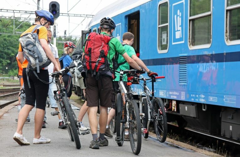 S vlakem a kolem na výlet, České dráhy přepravují kola ve všech spojích a vypravují také speciální výletní cyklovlaky