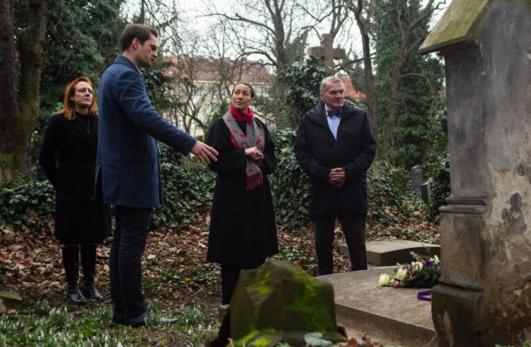 Bohuslav Svoboda a Alexandra Udženija slavnostně představili zrekonstruované hroby čtyř pražských primátorů na Olšanských hřbitovech