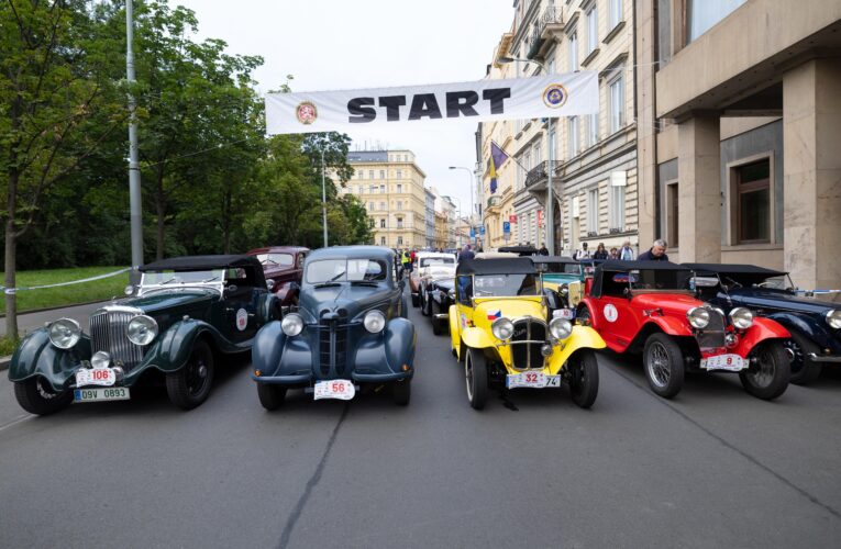 Tři vozy ze sbírky Národního technického muzea jsou na trase soutěže 1000 mil československých. Poprvé se za NTM účastní dámská posádka. 