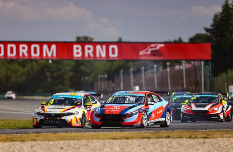 HYUNDAI Janík Motorsport slavil v Brně titul v týmech.