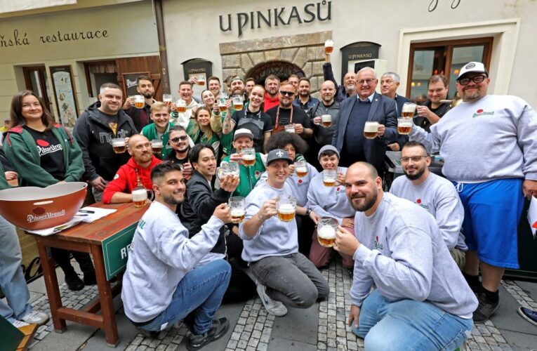 Vynést 10 piv do 41 schodů. Pinkasovu noční můru letos nejlépe zvládl výčepní z pražské restaurace Na Markétě