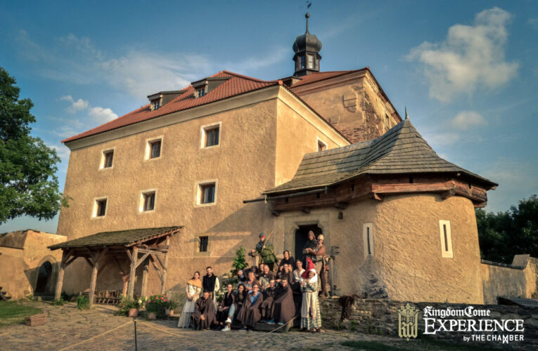 Po stopách filmařů? Na zámek, do skanzenu nebo jeskyní ve středních Čechách